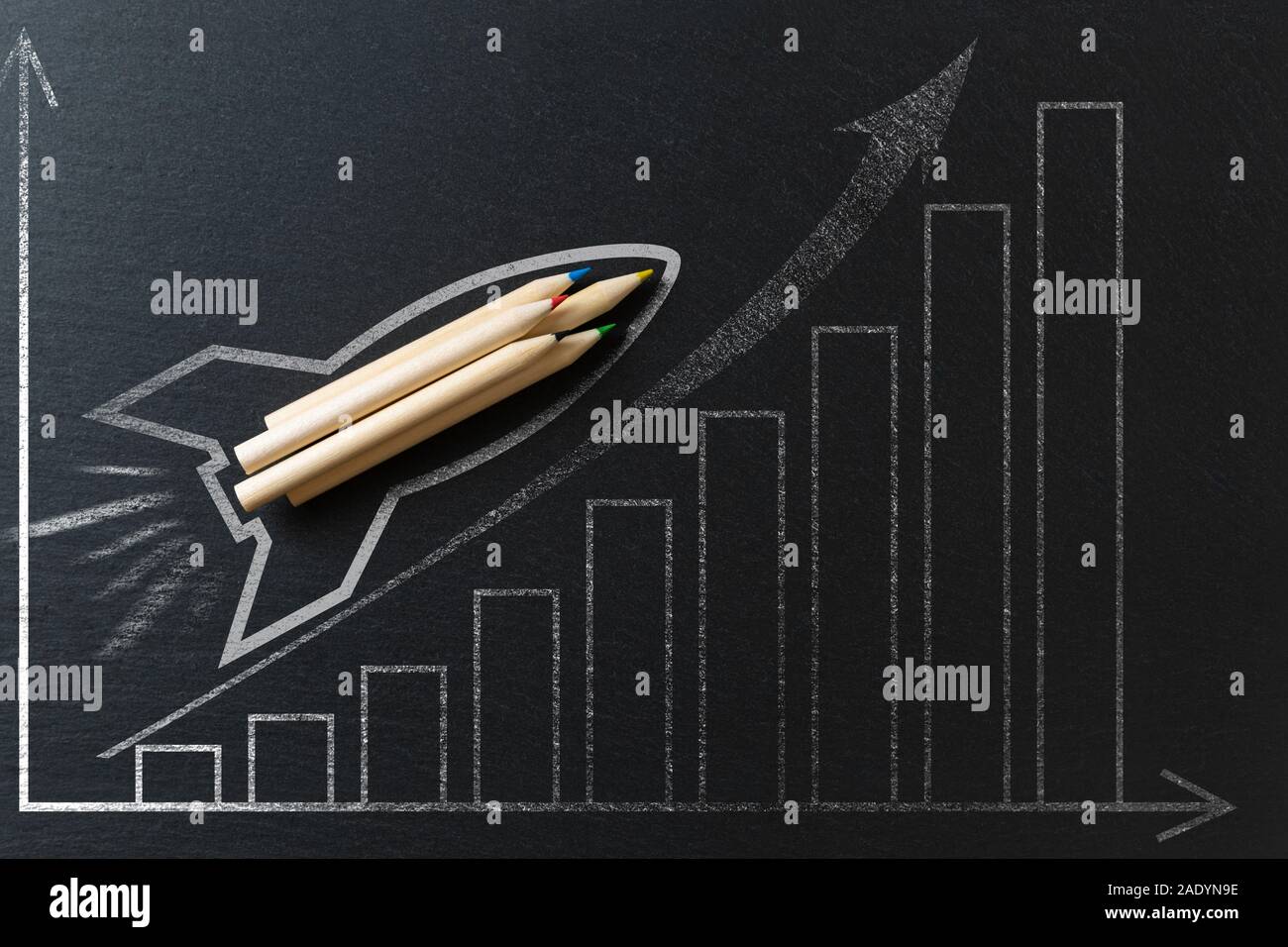 Zeichnung einer Rakete auf schwarzem Metall Hintergrund mit Bleistift. Start Konzept Stockfoto