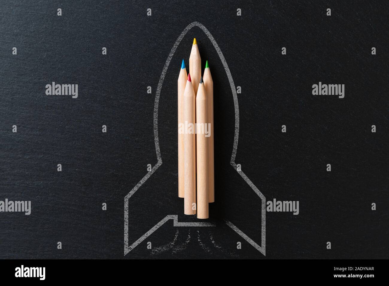 Zeichnung einer Rakete auf schwarzem Metall Hintergrund mit Bleistift. Start Konzept Stockfoto
