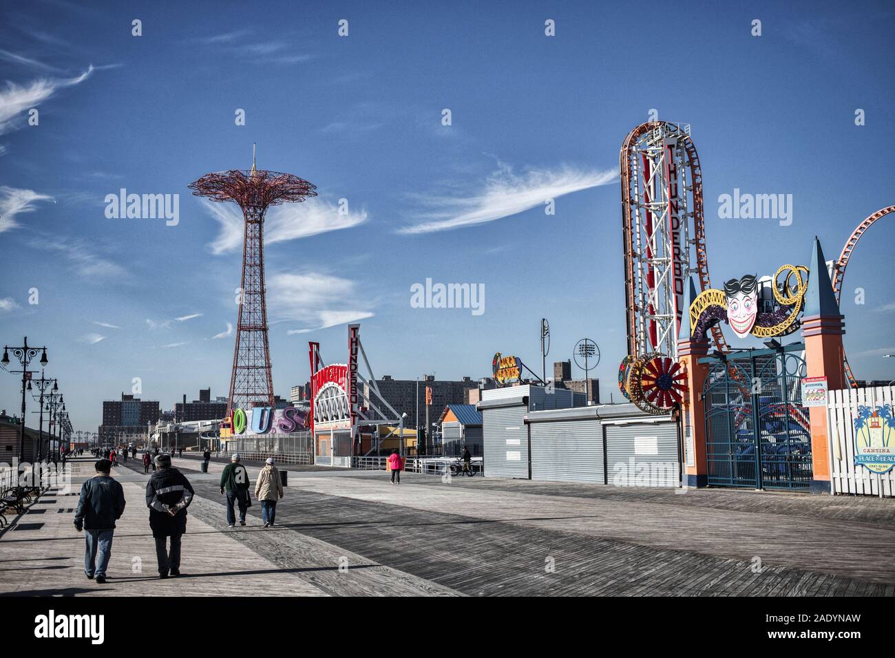 New York City, NY - November 18, 2019: unbekannte Menschen zu Fuß den Gehweg am Strand in der Nähe des Luna Park Vergnügungspark auf Coney Island in Broo Stockfoto