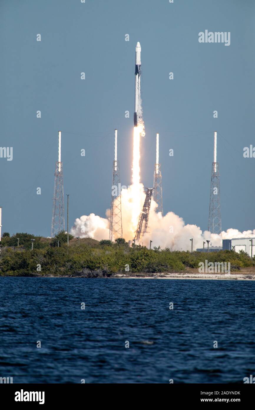 Cape Canaveral, United States. 05 Dez, 2019. Die SpaceX Falcon 9 Rakete erfolgreich gestartet Mit dem Drachen der kommerziellen Ladung Kapsel auf dem CRS-19 Mission zur Internationalen Raumstation aus dem Weltraum Komplexe 40 Start am Cape Canaveral Air Force Station Dezember 5, 2019 in Cape Canaveral, Florida. Der Drache wird liefern etwa 5.700 Pfund von wissenschaftlichen Instrumenten, Crew versorgt und -Hardware, die an den orbitalen Labor- und seiner Besatzung. Credit: Frank Michaux/NASA/Alamy leben Nachrichten Stockfoto