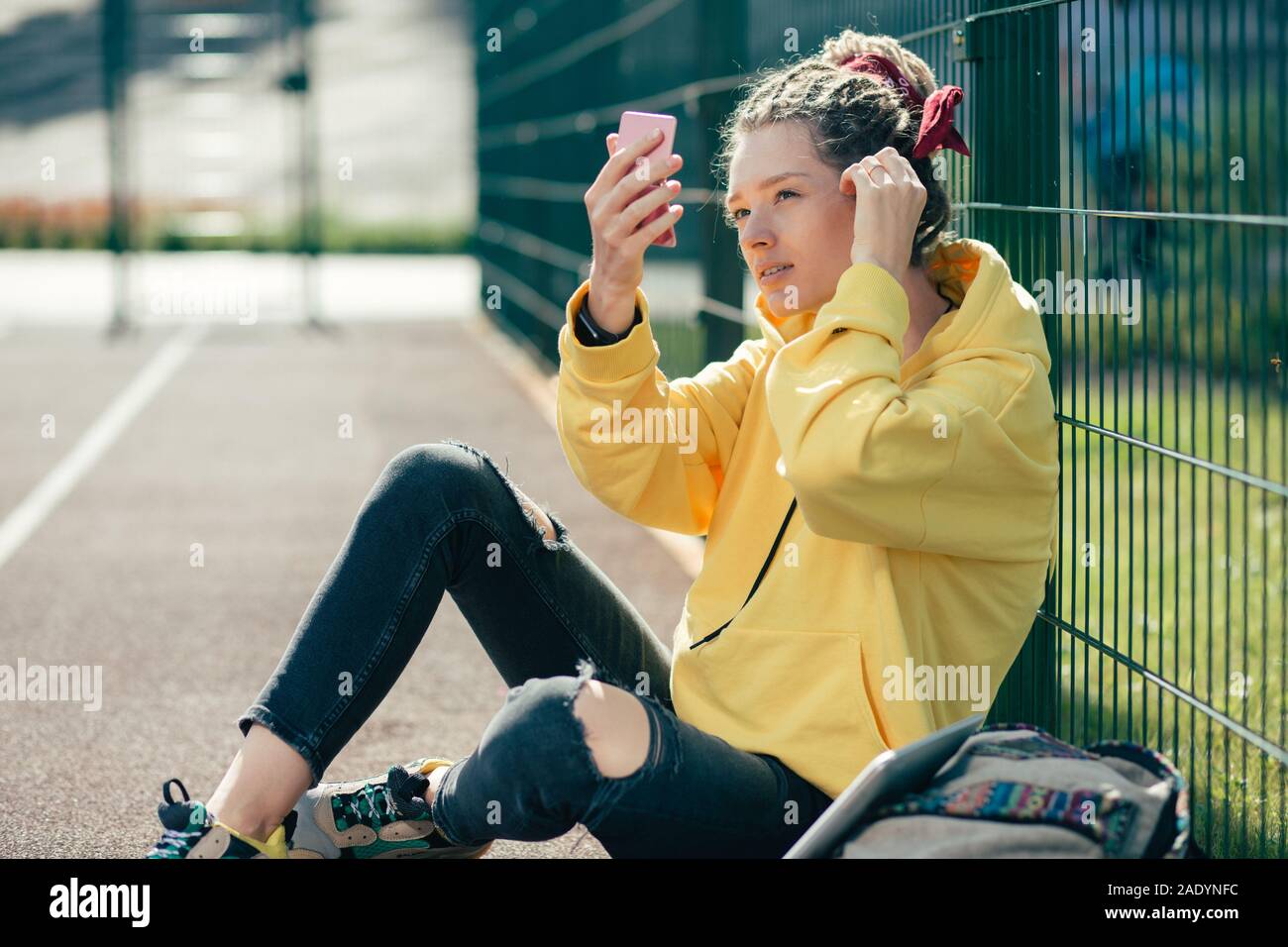 Ruhige Dame berühren ihre Haare und sie im Spiegel Stockfoto