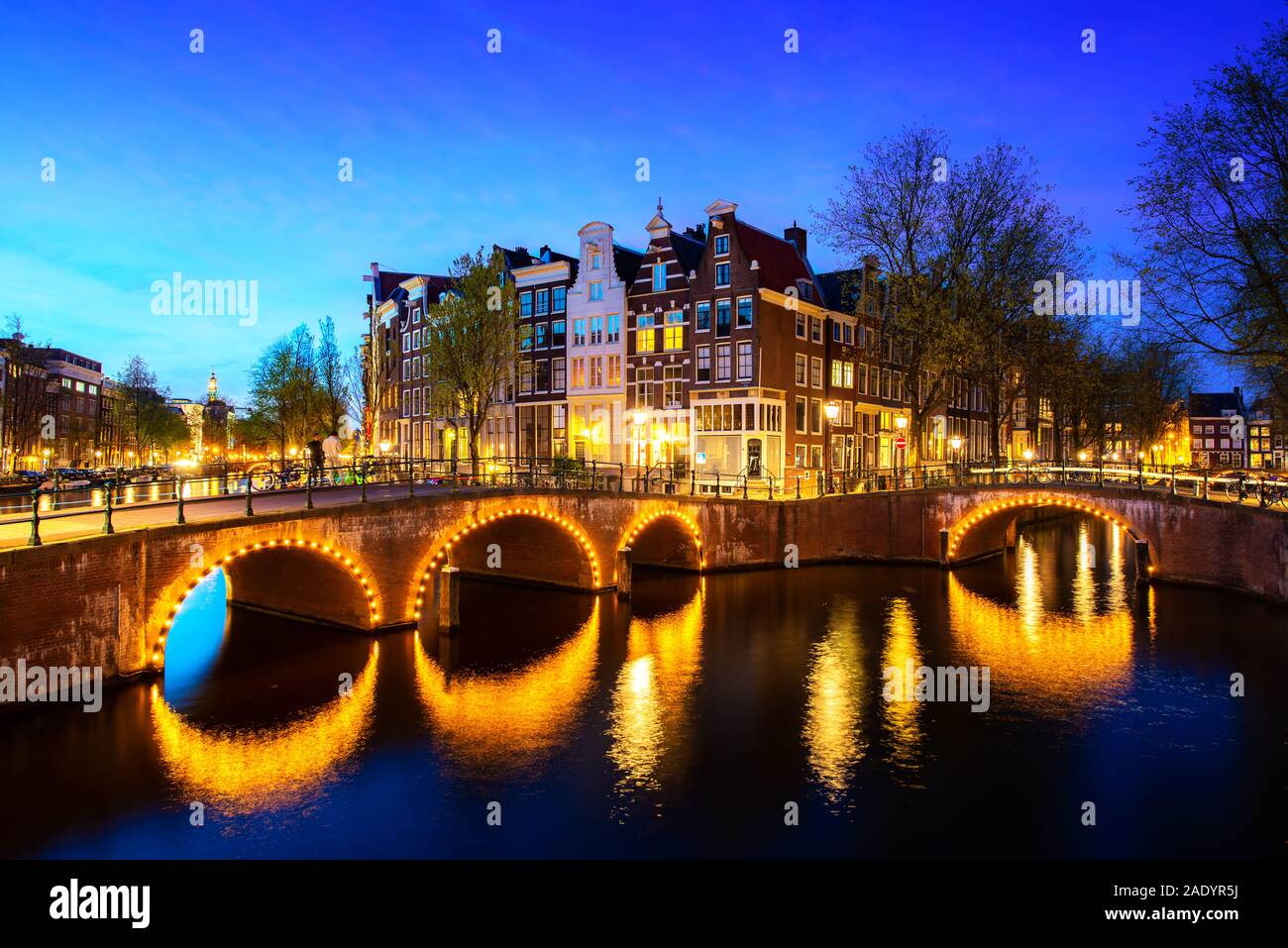 Grachten von Amsterdam während der Dämmerung in den Niederlanden. Amsterdam ist die Hauptstadt und die bevölkerungsreichste Stadt der Niederlande. Landschaft und Kultur reisen, Stockfoto