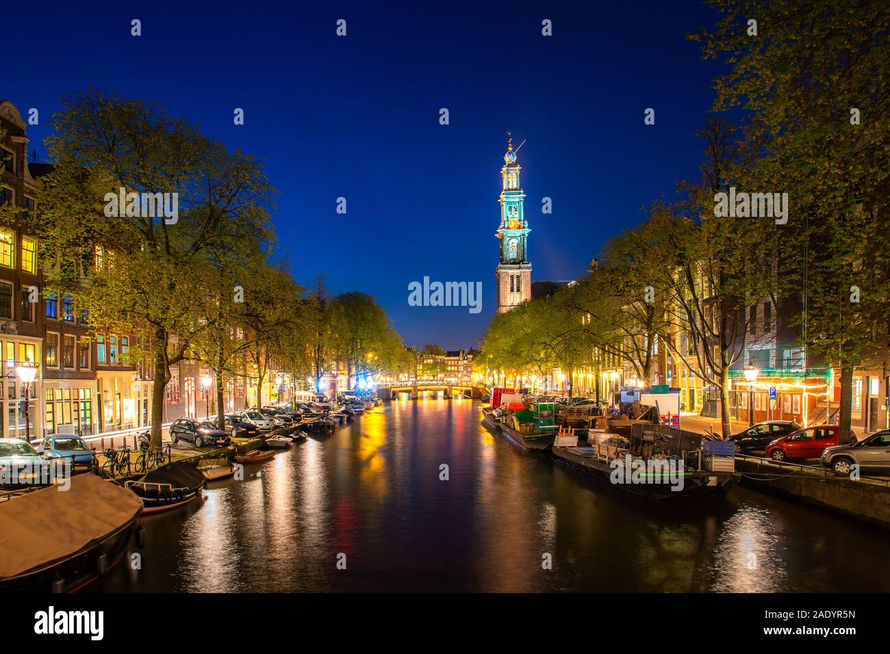 Grachten von Amsterdam während der Dämmerung in den Niederlanden. Amsterdam ist die Hauptstadt und die bevölkerungsreichste Stadt der Niederlande. Landschaft und Kultur reisen, Stockfoto