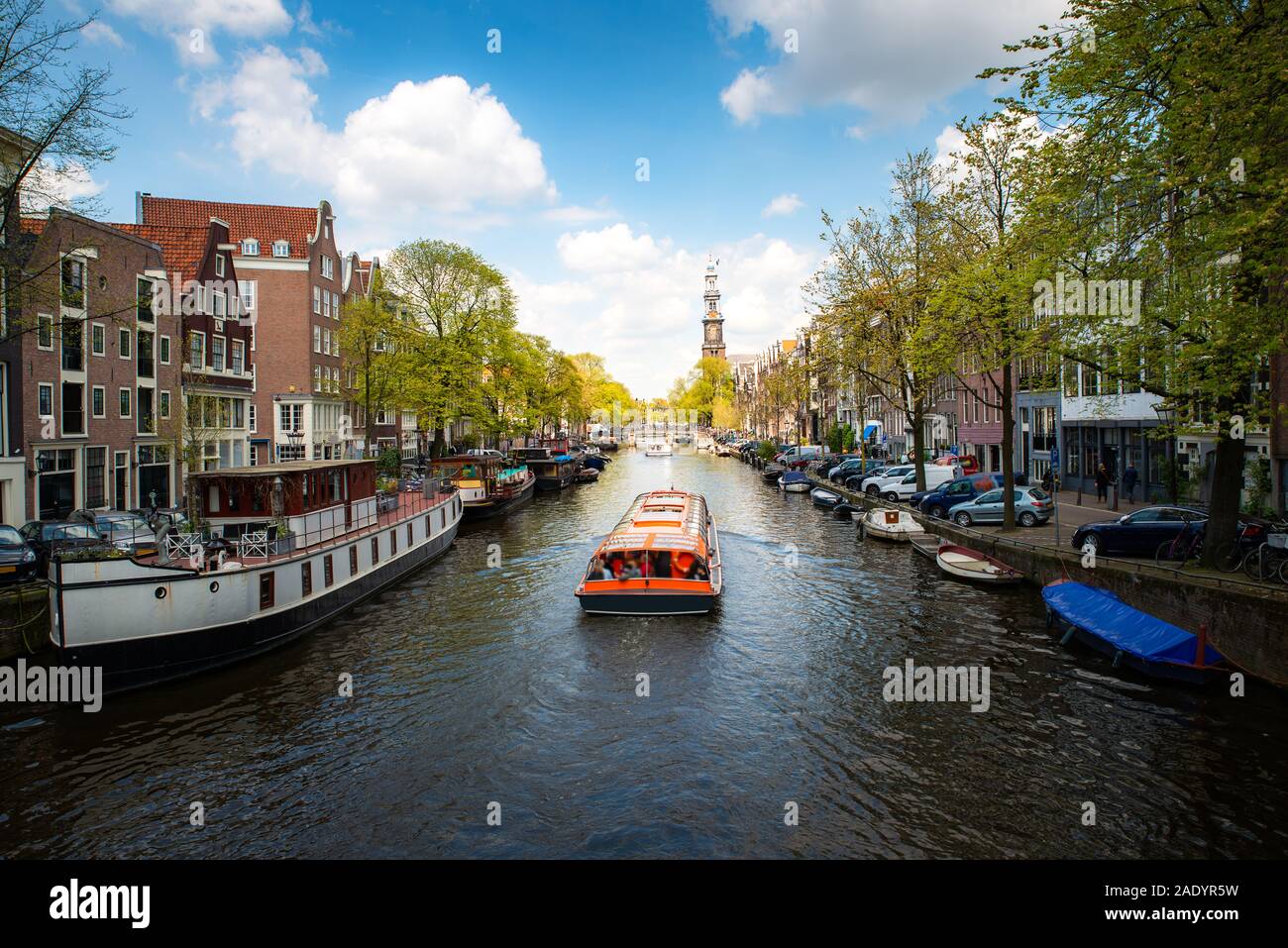 Amsterdam Canal mit Kreuzfahrtschiff mit Niederlande traditionelles Haus in Amsterdam, Niederlande. Landschaft und Kultur reisen, oder historische Gebäude Stockfoto