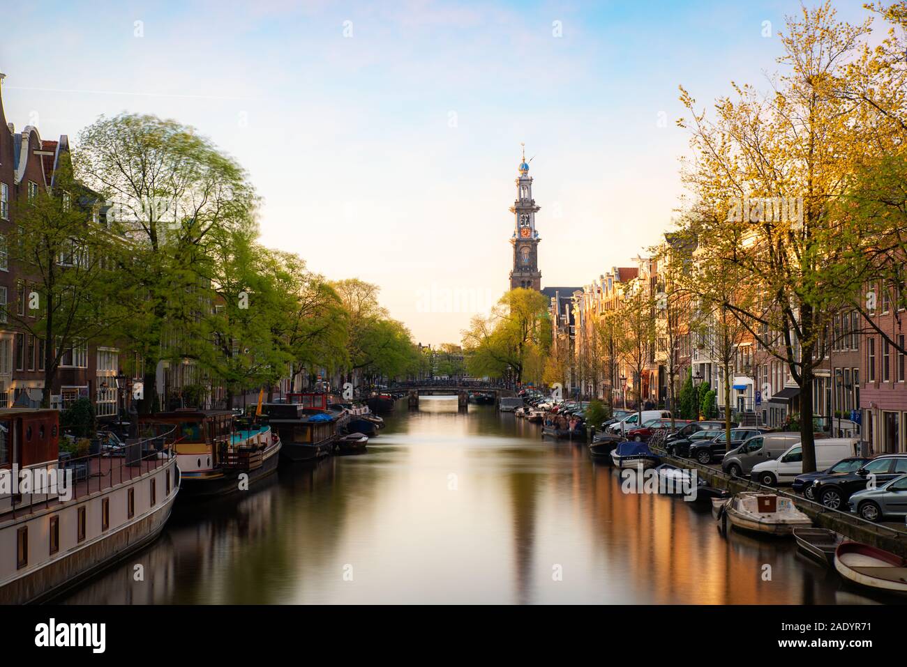 Grachten von Amsterdam bei Sonnenuntergang in den Niederlanden. Amsterdam ist die Hauptstadt und die bevölkerungsreichste Stadt der Niederlande. Landschaft und Kultur reisen, oder Stockfoto