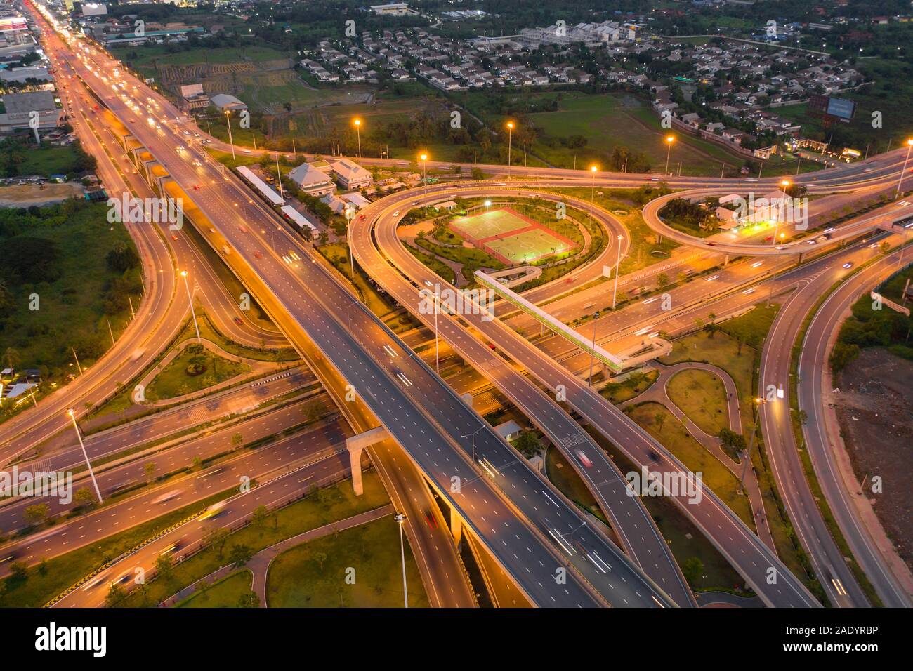 Luftaufnahme von Autobahnkreuzen Blick von oben auf die Stadt bei Nacht, Bangkok, Thailand. Leichte Wanderwege über Kreuzung, Verkehr Abstract und Transport Stockfoto