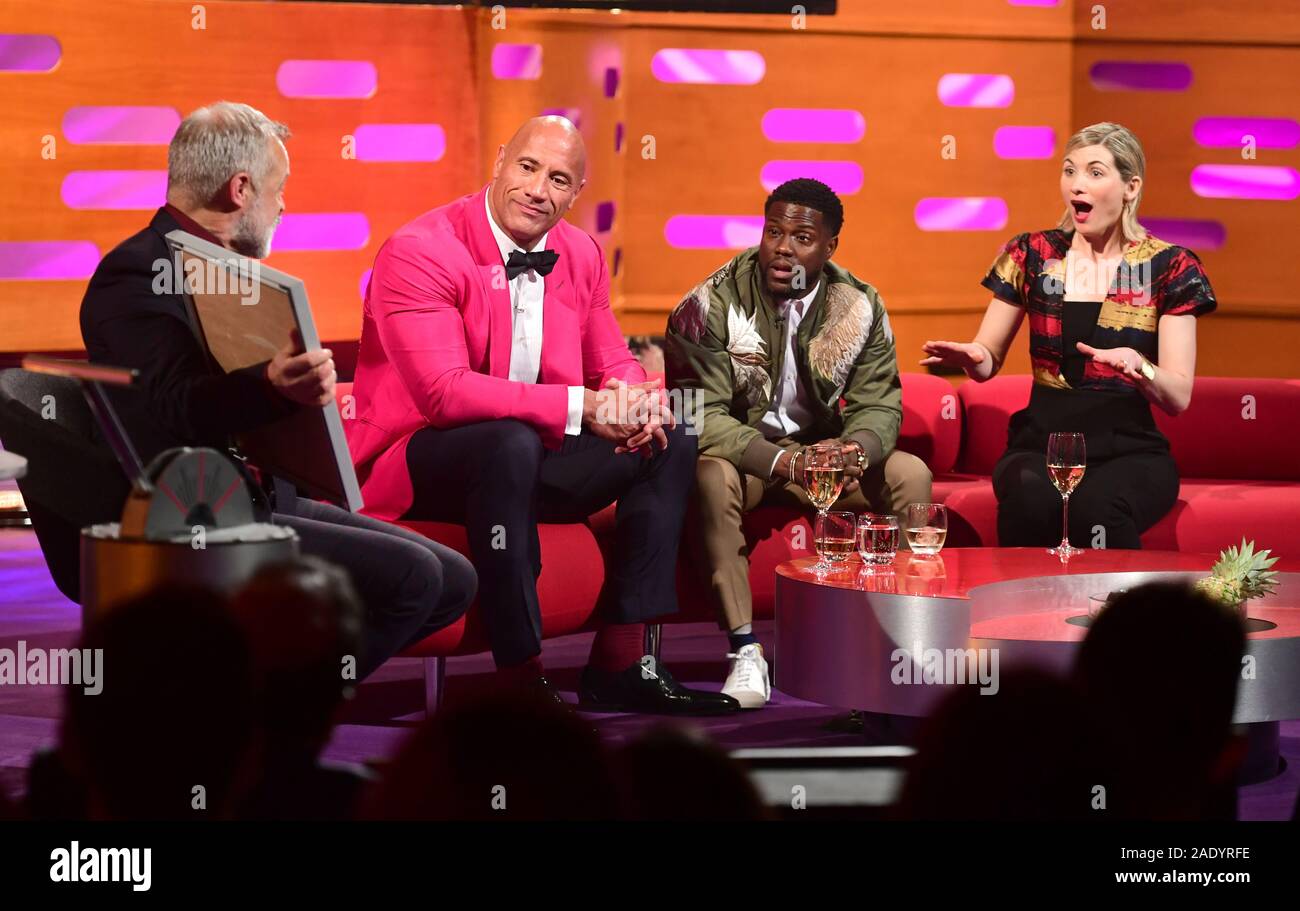 Graham Norton (links), Dwayne Johnson, Kevin Hart, Jodie Whittaker während der Dreharbeiten für die Graham Norton Show auf BBC Television Centre, Studioworks 6 Wood Lane, London, auf BBC One am Freitag Abend gelüftet zu werden. Bild Datum: Donnerstag, 5. Dezember 2019. Photo Credit: PA Bilder im Namen von So TV Stockfoto
