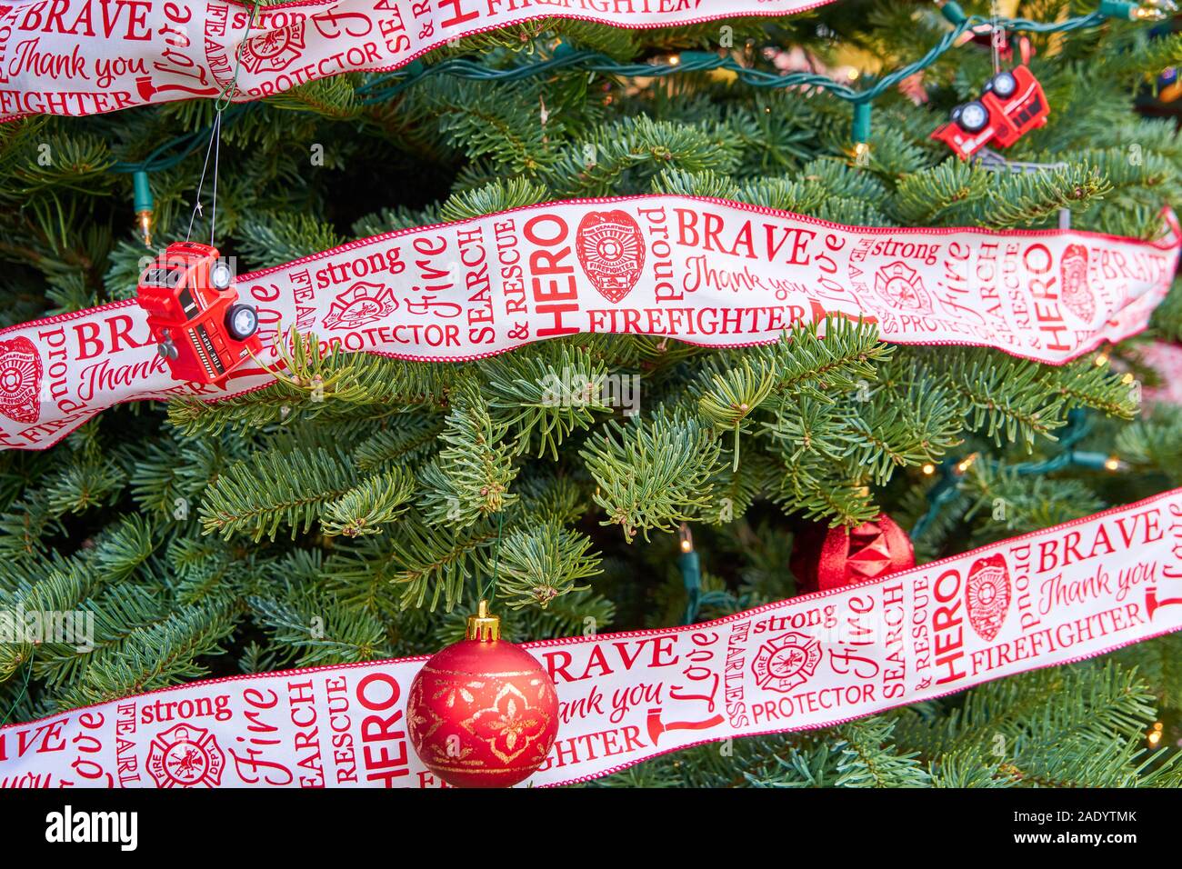 Weihnachtsschmuck im Dezember im öffentlichen Raum in der Stadt Windsor Grün, in Kalifornien. Stockfoto