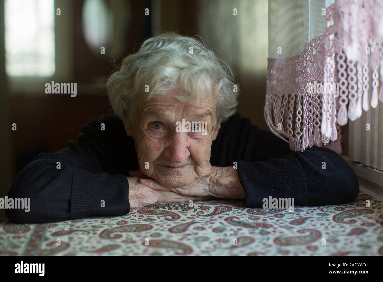 Porträt des einsamen Grauhaarige ältere Frau. Stockfoto