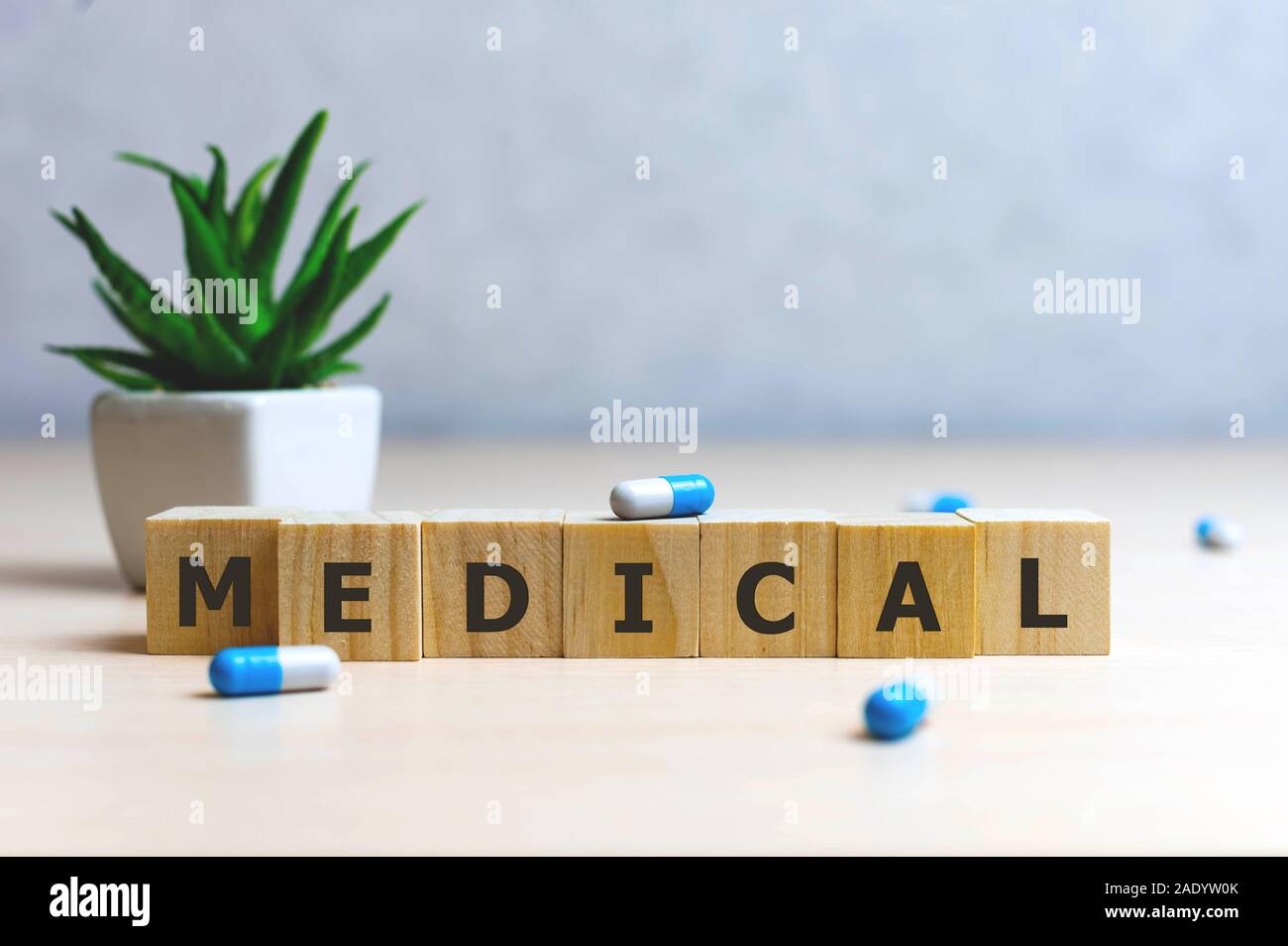 Medizinische Wort mit Bausteinen, medizinisches Konzept Hintergrund. Stockfoto