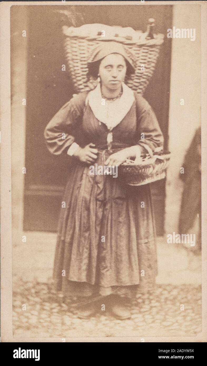 Viktorianisches CDV (Carte De Visite), Das Eine Marktfrau Zeigt, Die Ihre Wickerkörbe trägt. Stockfoto