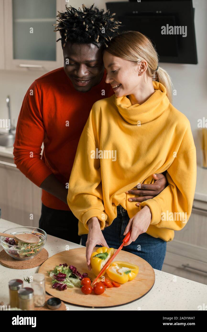 Taille bis fröhliche Paare kochen und lächelnd Stockfoto