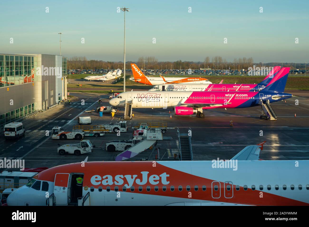 EasyJet, Wizz Air, Billigfluggesellschaften, Flugzeuge, Flugzeuge, Flugzeuge, Flughafen London Luton, Asphalt, Start- und Landebahnvorfeld, 2019, reisen, Billigfluggesellschaften, Flughafen Stockfoto