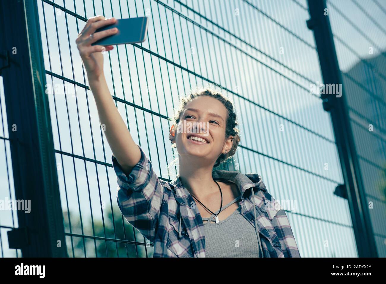 Junge Frau Gefühl glücklich Halten Sie das Smartphone und die selfies Stockfoto