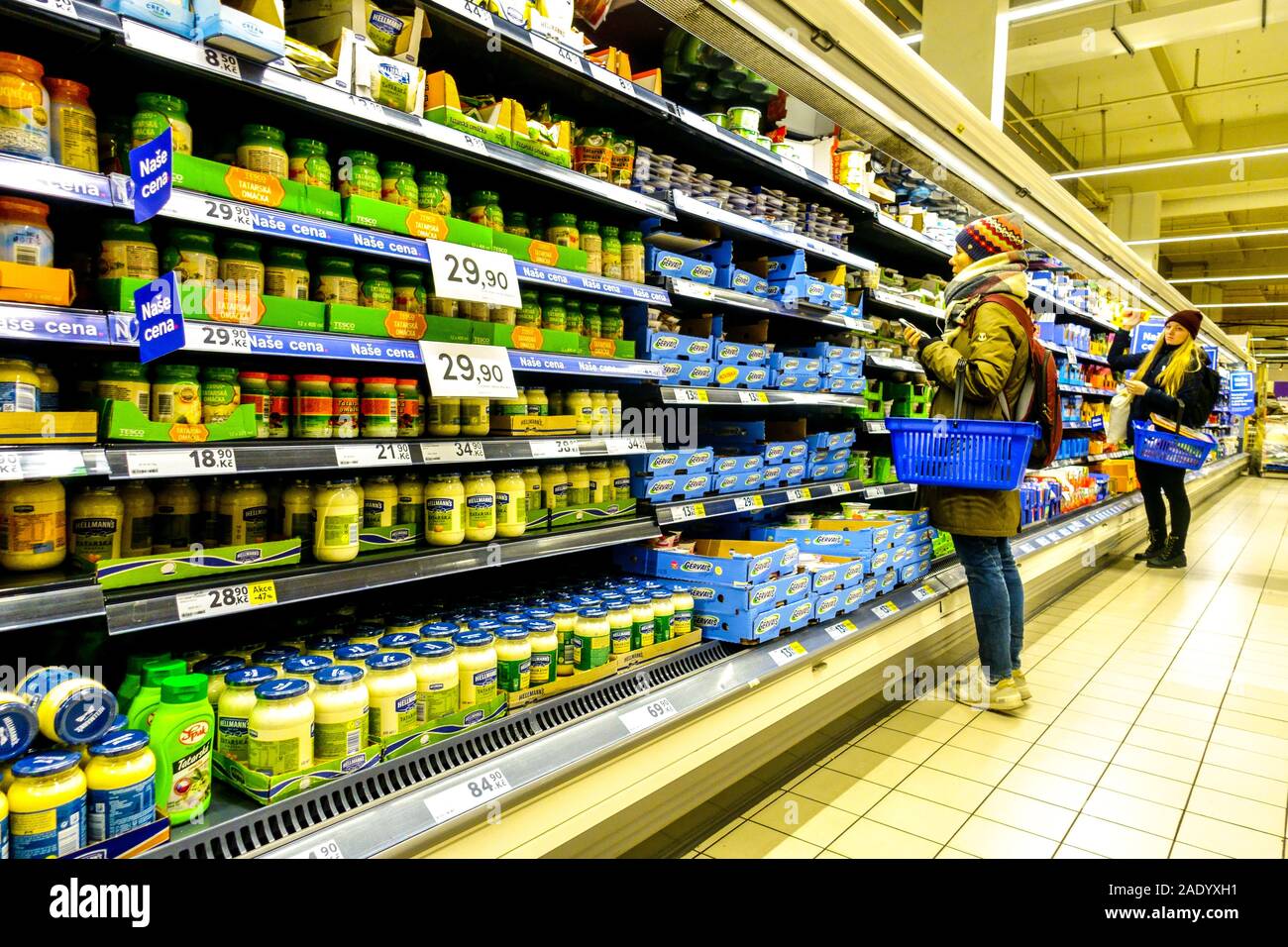 Zwei Frauen einkaufen Tesco Shop Supermarkt Regale Käse und Milchprodukte Produkte Stockfoto
