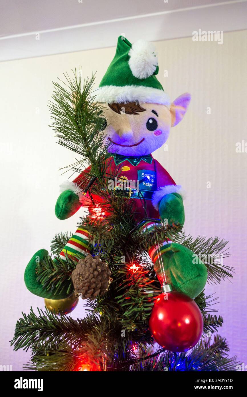 Ein Kuscheltier elf saß auf einem Weihnachtsbaum Stockfoto