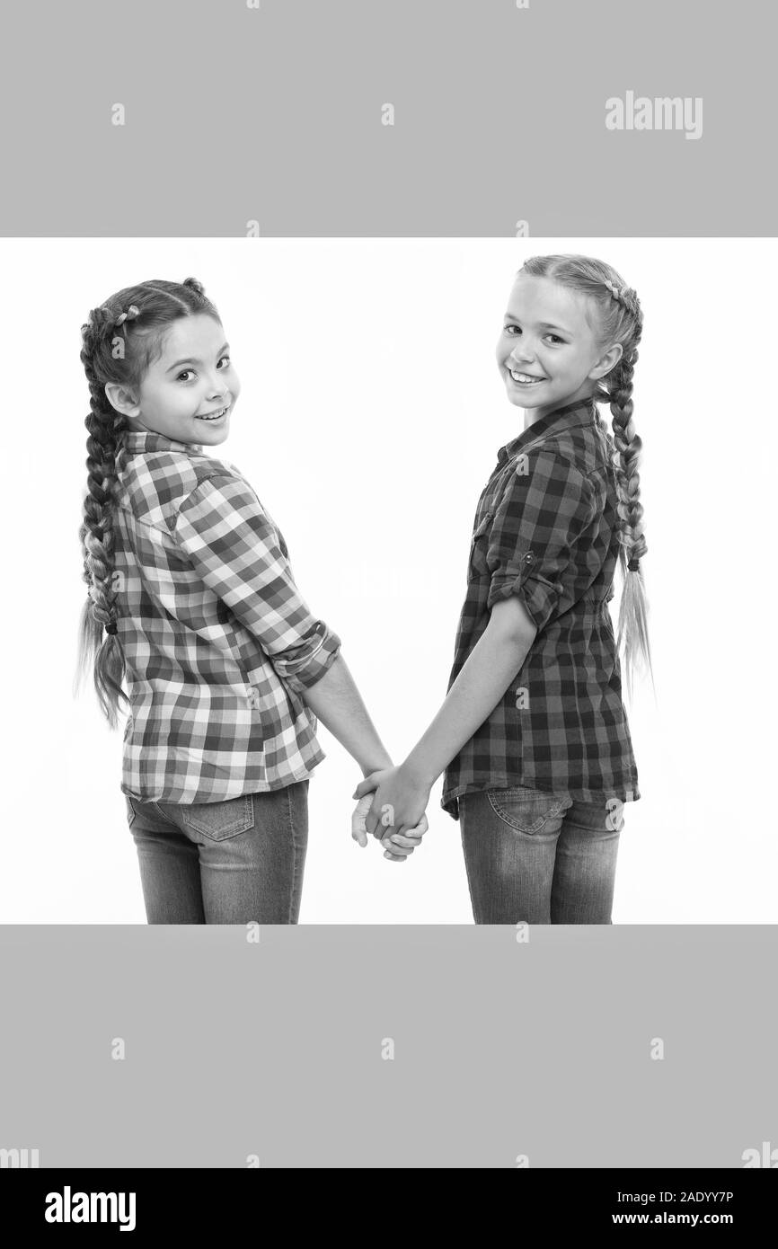 Glück ist Freundschaft. Glückliche Kinder halten die Hände auf weißen isoliert. Kleine Mädchen genießen Sie Freundschaft. Internationale Freundschaft Tag. Freundschaft Anleihen. Freunde aus der Kindheit. Stockfoto