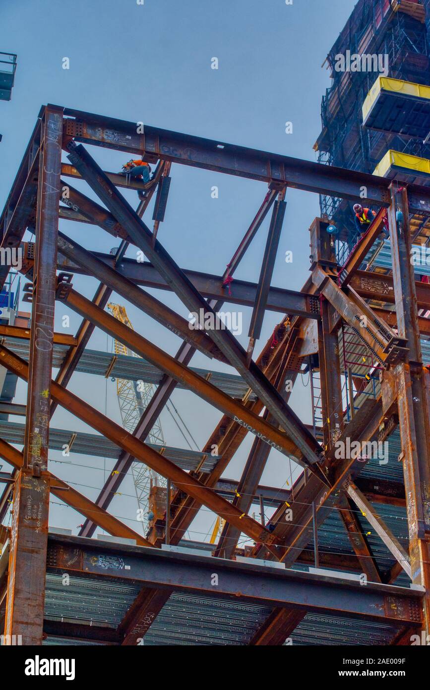 Stahlträger Bauarbeiter auf Bürohochhaus in Hudson Yards Gegend von Manhattan. Stockfoto