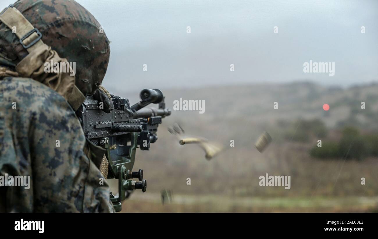 Ein US-Marine mit Leichten gepanzerten Aufklärer Training Company, Advanced Training Infanterie Bataillon der Infanterie - West, Brände ein M240B medium Maschinengewehr während einer Live-fire Evolution als Teil der LAR Marine Kurs an der Reihe 408 auf die Marine Corps Base Camp Pendleton, Kalifornien, Dez. 4, 2019. LARTC bietet Einstiegs- und die Unterweisung für Marines, die für den Betrieb, die verschiedene Arten von leicht gepanzerten Fahrzeuge fahren und zu pflegen. Die LAR-Marine Kurs bietet eine detaillierte Anleitung zum ersten Echelon Wartung, Fahrtechniken, leicht gepanzertes Fahrzeug Revolver Operationen und Wasser Betrieb Stockfoto