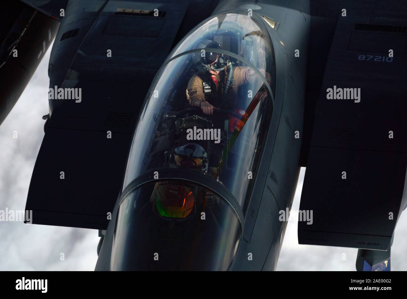 Die KC-10 Extender von der 908th Expeditionary Air Refuelling Squadron, Al Dhafra Air Base, Vereinigte Arabische Emirate, tankt ein F-15E Strike Eagle am Dez. 1, 2019. Die Betankung wurde über den Irak zur Unterstützung der Operation inhärenten Lösen durchgeführt. (U.S. Air Force Foto von Tech. Sgt. Joshua Williams). Stockfoto