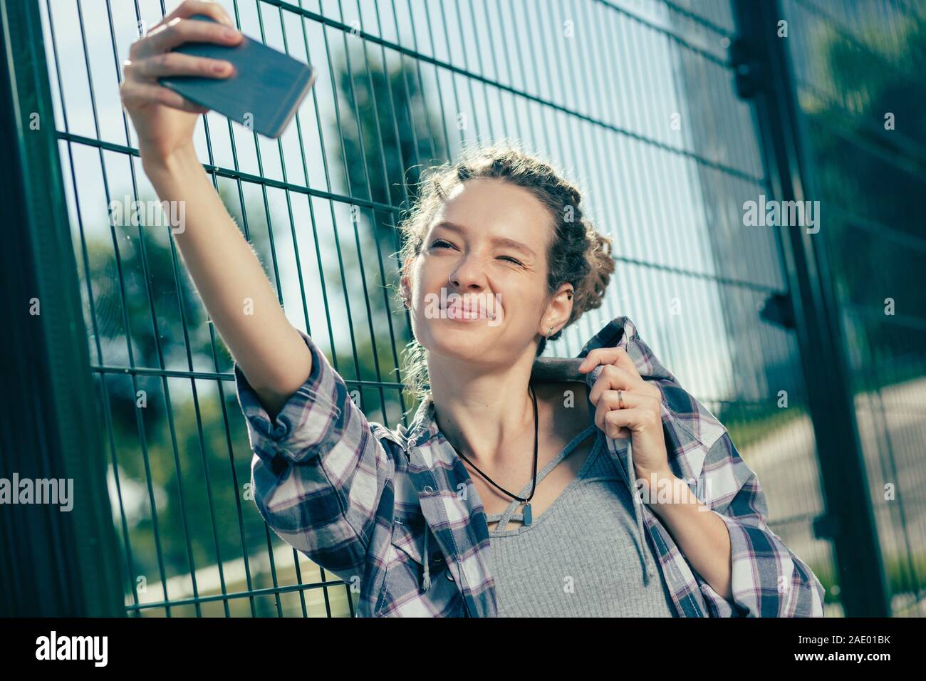 Hübsche Dame, die Hand während der lustige selfies Stockfoto