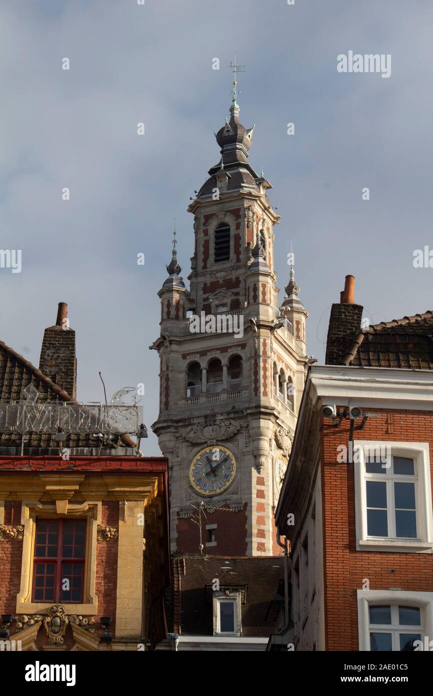 Gebäude an der Place du Général de Gaulle, mit dem Glockenturm der Chambre de Commerce de Lille, Lille Handelskammer Stockfoto