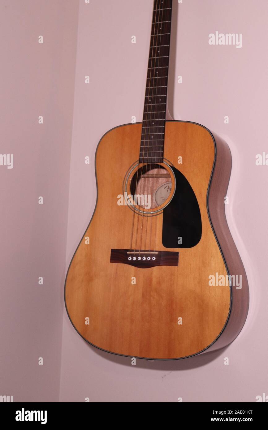 Ein Fender Gitarre an der Wand aufhängen Stockfotografie - Alamy