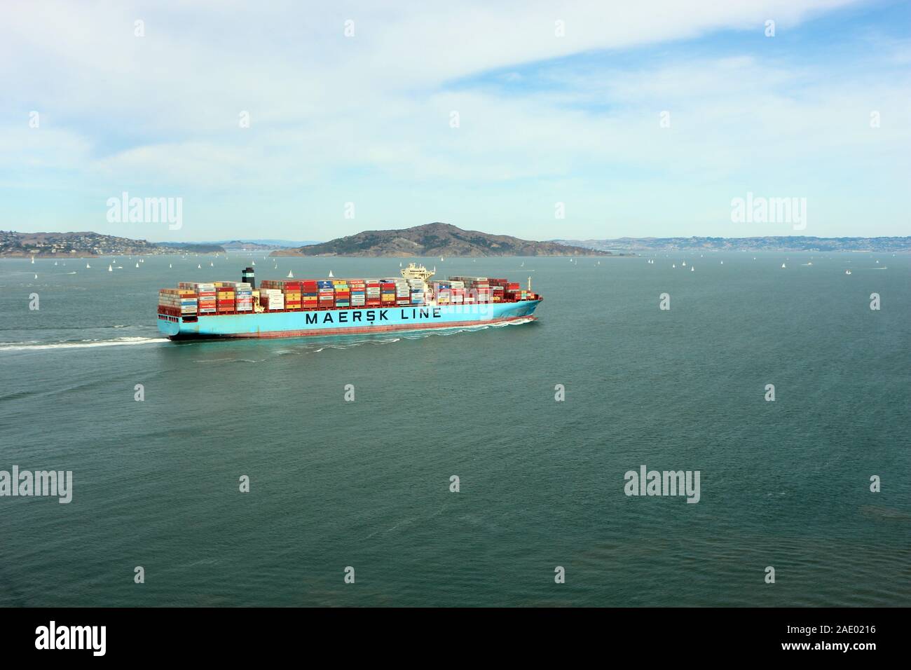 Frachtschiff die Golden Gate Brücke und erhielt in der Bucht von San Francisco, Kalifornien, USA Stockfoto