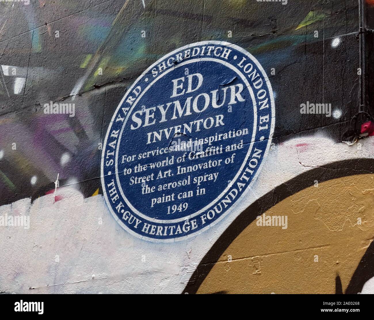 Blaue Plakette, zum Gedenken an Ed Seymour, Erfinder der Aerosolspray-Dose im Jahr 1949. Star Yard, Shoreditch, Brick Lane, London, East End, England, Großbritannien Stockfoto