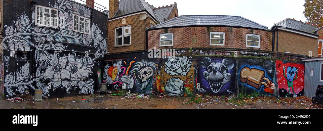 Graffiti und Poster, Schablonenkunst, abseits der Brick Lane, East End, London, England, Großbritannien Stockfoto