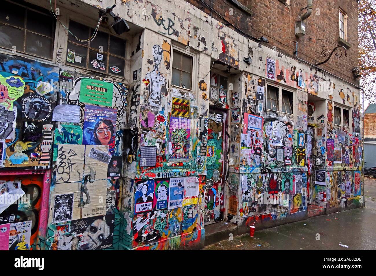 Graffiti und Poster, Schablonenkunst, abseits der Ziegelsteinstraße, East End, London, England, Großbritannien, E1 6QL Stockfoto