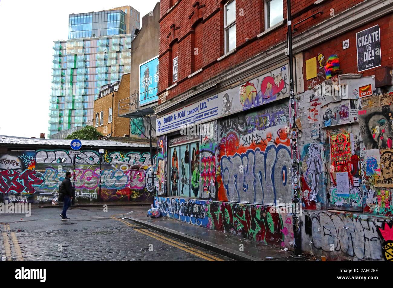 Street Art an der Kreuzung von Grimsby Street und Brick Lane, East London, England, Großbritannien Stockfoto