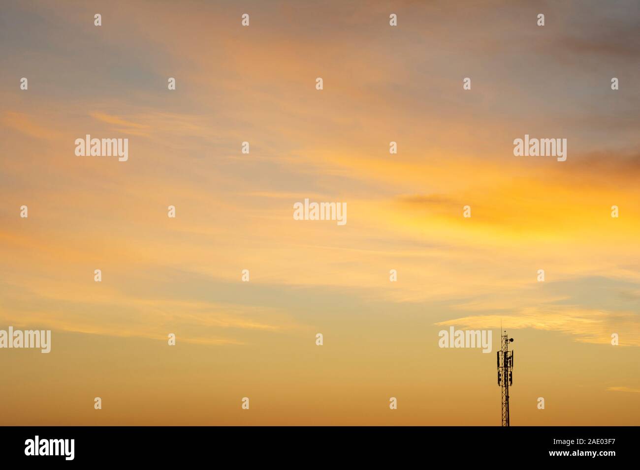 Kommunikation Antennenmast im Morgengrauen Zeit mit schönen Wolken am Himmel, horizontale Schuß Stockfoto