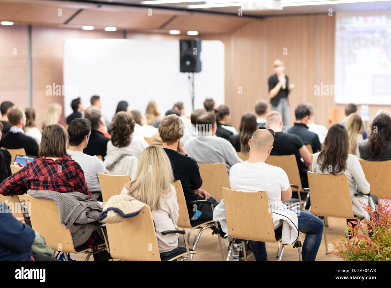 Weibliche Sprecher, Präsentation auf der Konferenz. Stockfoto