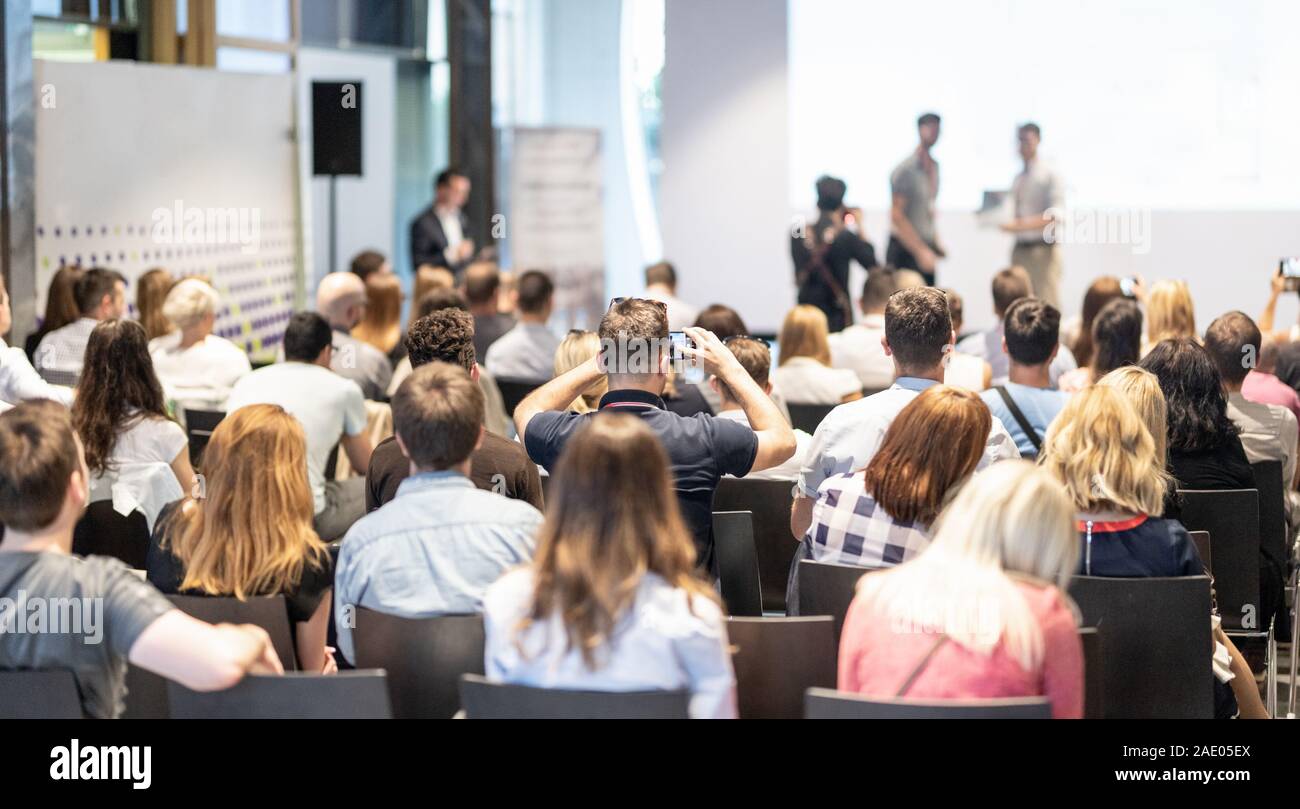 Unternehmer die Hände schütteln einen Deal mit seinem Partner zu versiegeln. Unternehmen und Unternehmertum Preisverleihung Thema. Stockfoto
