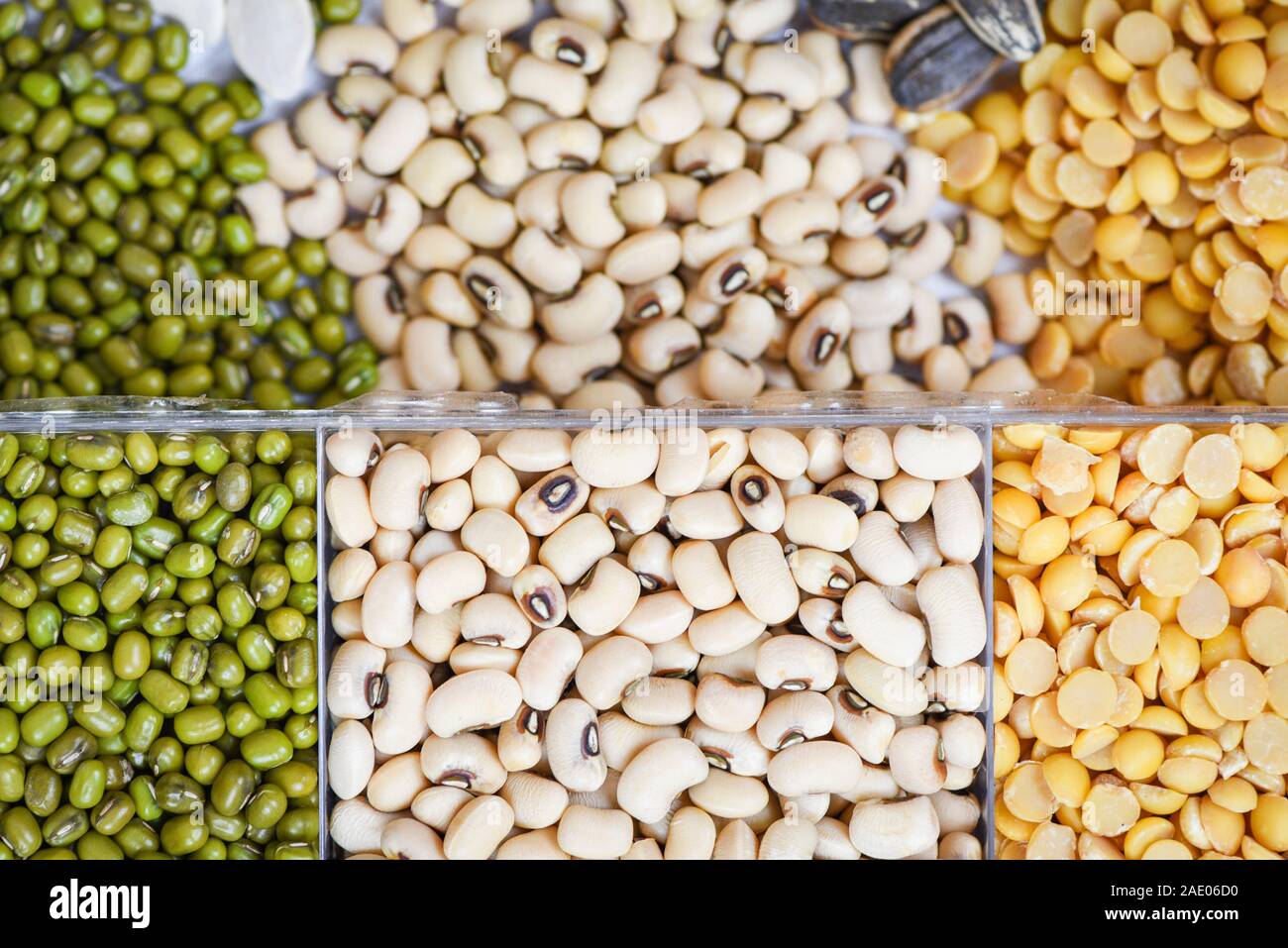 Ganze Körner, Bohnen und Hülsenfrüchte samen Linsen Hintergrund Top View/Collage verschiedene Bohnen Erbsen mischen Landwirtschaft natürlicher gesunder Lebensmittel zum Kochen ingr Stockfoto