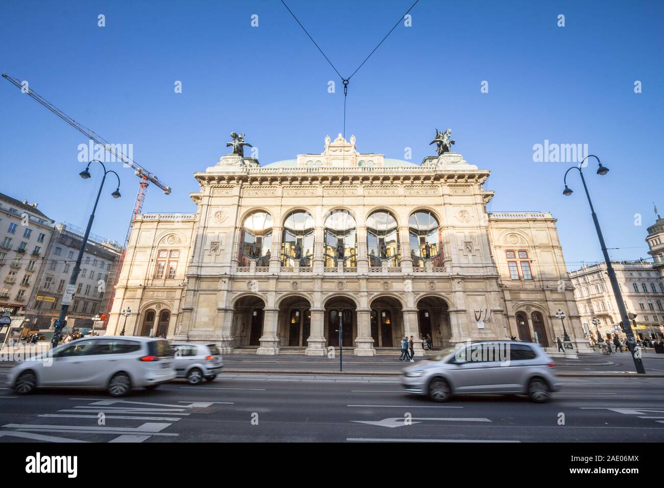 Wien, ÖSTERREICH - NOVEMBER 6, 2019: Autos vorbei fahren in dichtem Verkehr vor der Wiener Oper oder der Wiener Staatsoper. Es ist das Wichtigste sta Stockfoto