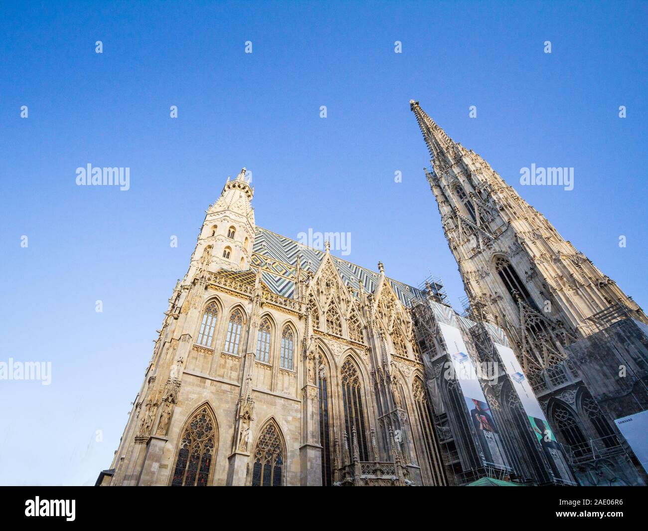 Wien, ÖSTERREICH - NOVEMBER 6, 2019: Domkirche St. Stephan. Am Stephansplatz entfernt, die Domkirche ist die katholische Kirche in der City, ein Stockfoto Wien, ÖSTERREICH - NOVEMBER 6, 2019: Domkirche St. Stephan. Am Stephansplatz entfernt, die Domkirche ist die katholische Kirche in der City, ein Stockfoto