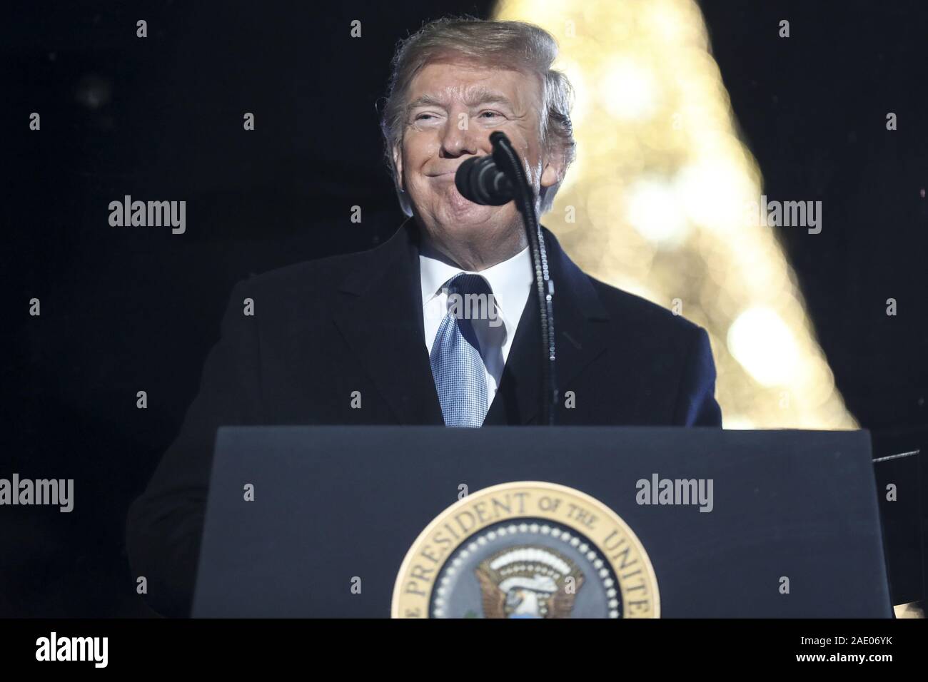 Washington, District of Columbia, USA. 5 Dez, 2019. Präsidenten der Vereinigten Staaten Donald J. Trumpf spricht während der 97. jährlichen National Christmas Tree Lighting Zeremonie an der Ellipse im President's Park in der Nähe des Weissen Hauses in Washington, DC am 5. Dezember 2019 Credit: Oliver Contreras/CNP/ZUMA Draht/Alamy leben Nachrichten Stockfoto