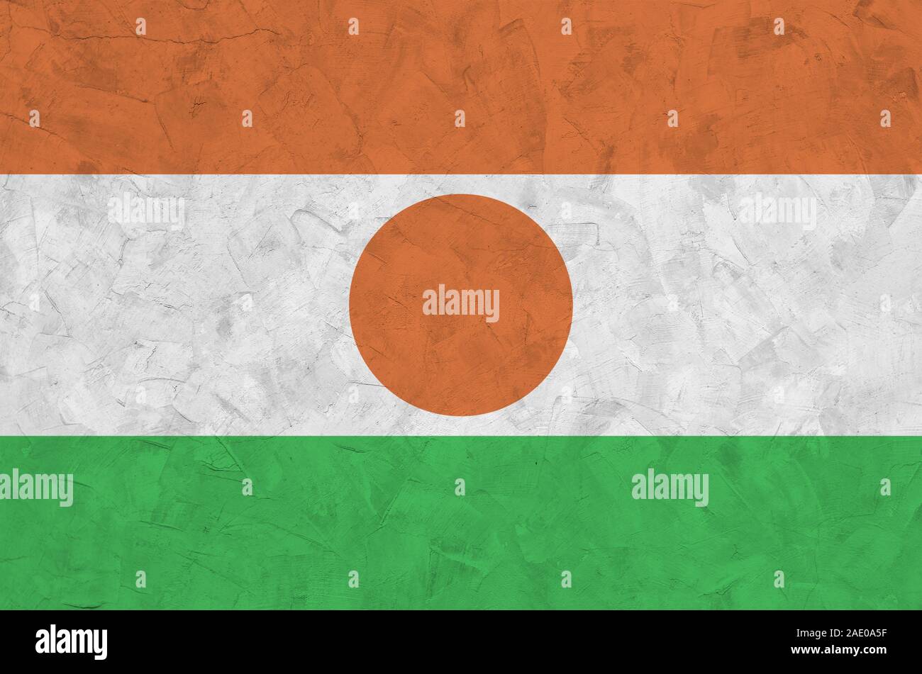 Niger Fahne in hellen Farben dargestellt auf alten Relief verputzen Wand hautnah. Texturierte Banner auf rauen Hintergrund Stockfoto