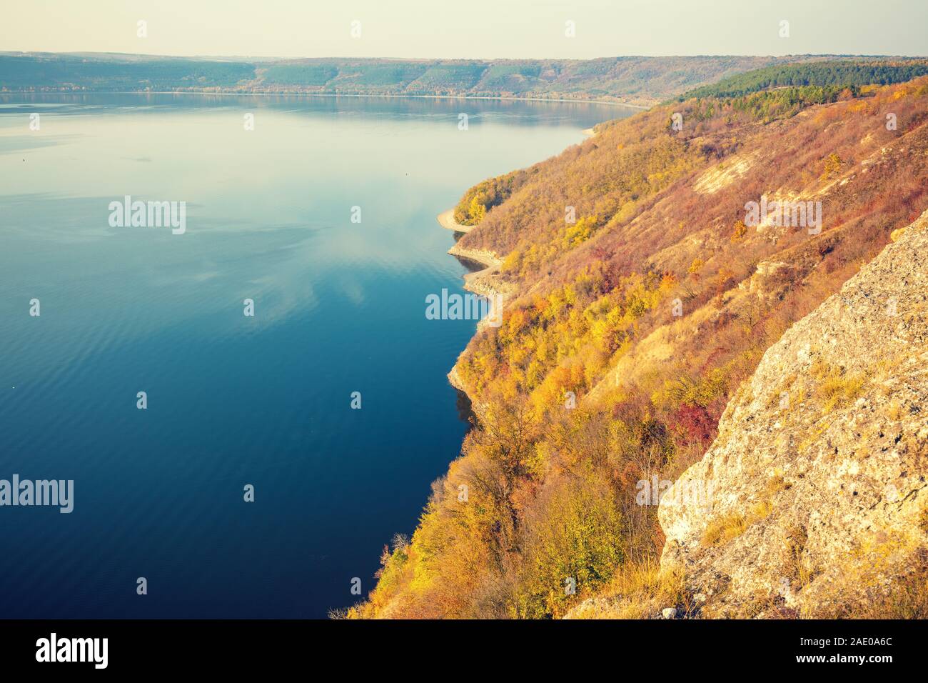 Schönen Abend Landschaft. Ein Fluss mit felsigen Ufern an einem Herbstabend. Schöne Natur Stockfoto