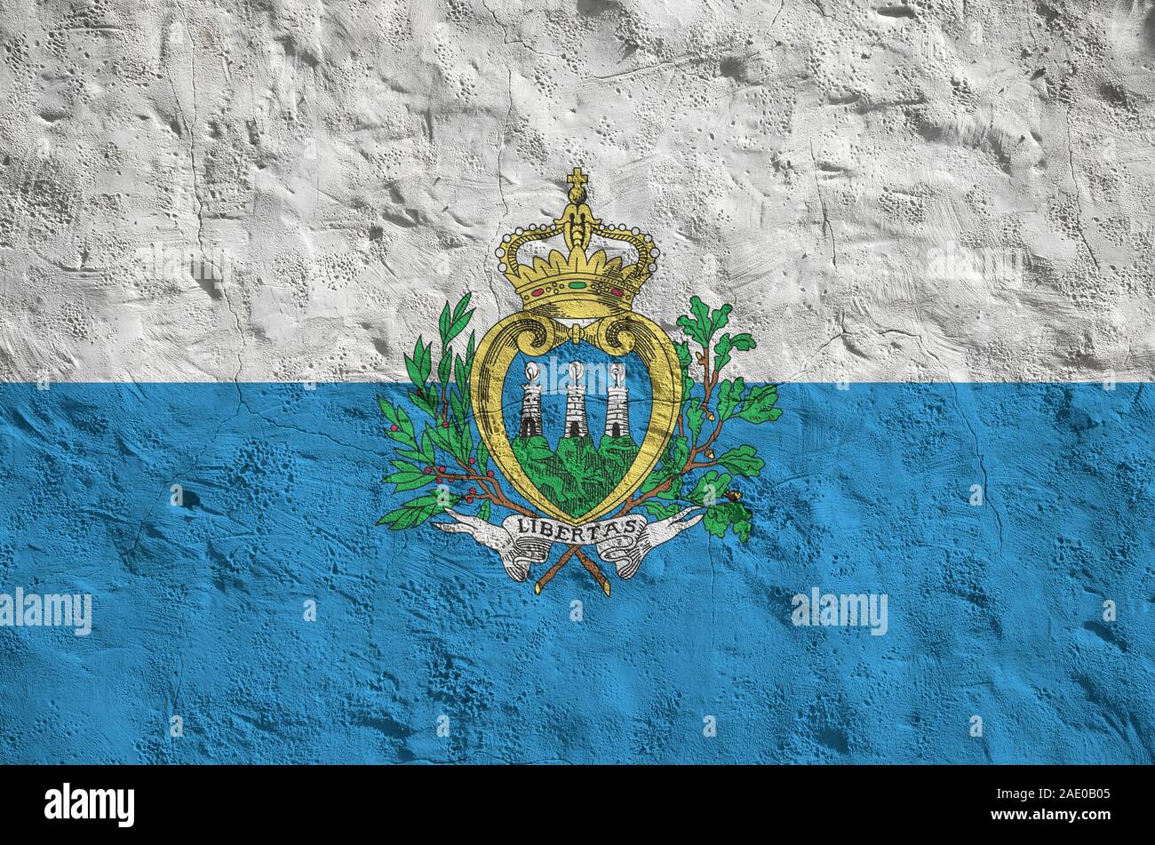 San Marino Fahne in hellen Farben dargestellt auf alten Relief verputzen Wand hautnah. Texturierte Banner auf rauen Hintergrund Stockfoto