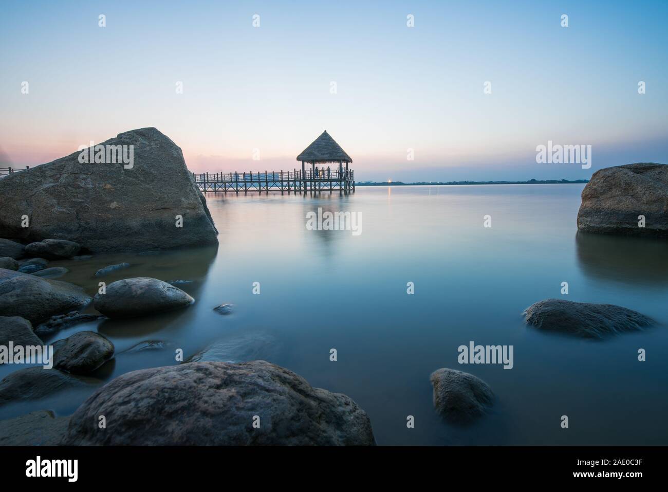 Lange Holzbrücke Pavillon in wunderschönen tropischen Insel Strand - Koh Kood, trat Thailand Stockfoto