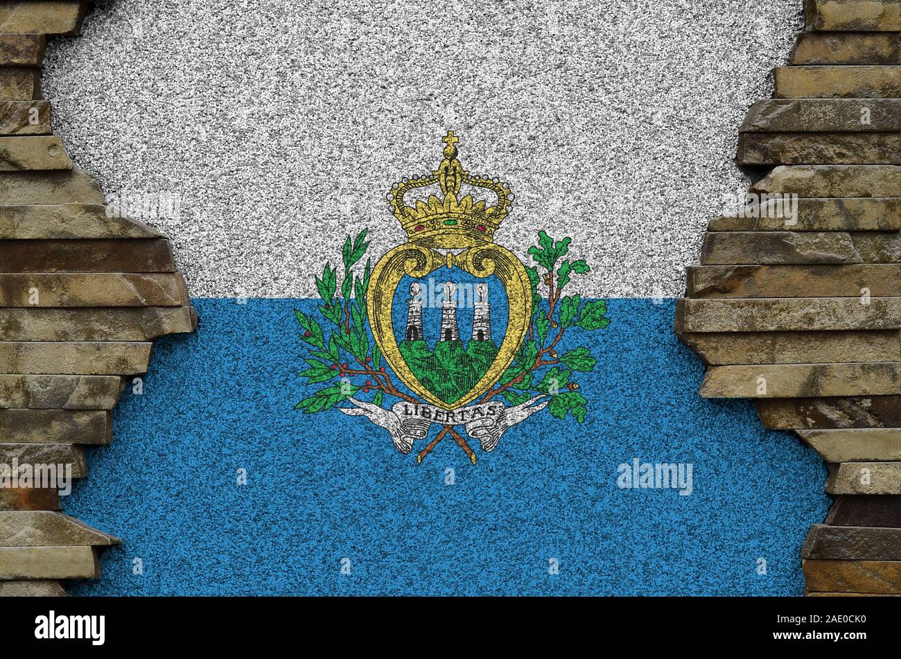 San Marino Fahne in Farbe Farben auf alten Steinmauer dargestellt. Texturierte Banner auf Rock Wand Hintergrund Stockfoto