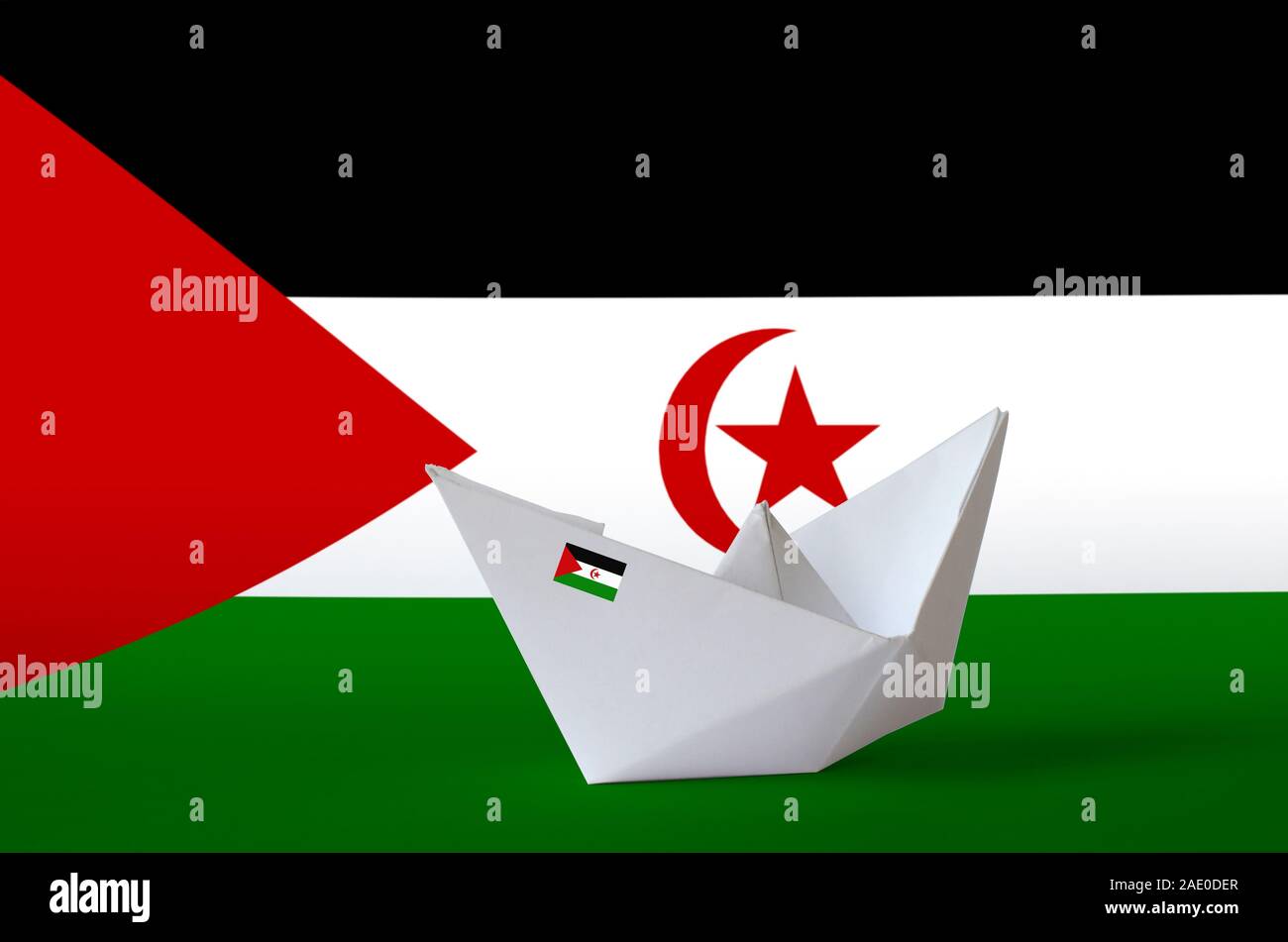 Westsahara Flagge auf dem Papier origami dargestellt Schiff Nahaufnahme. Orientalische Handarbeit Kunst Konzept Stockfoto