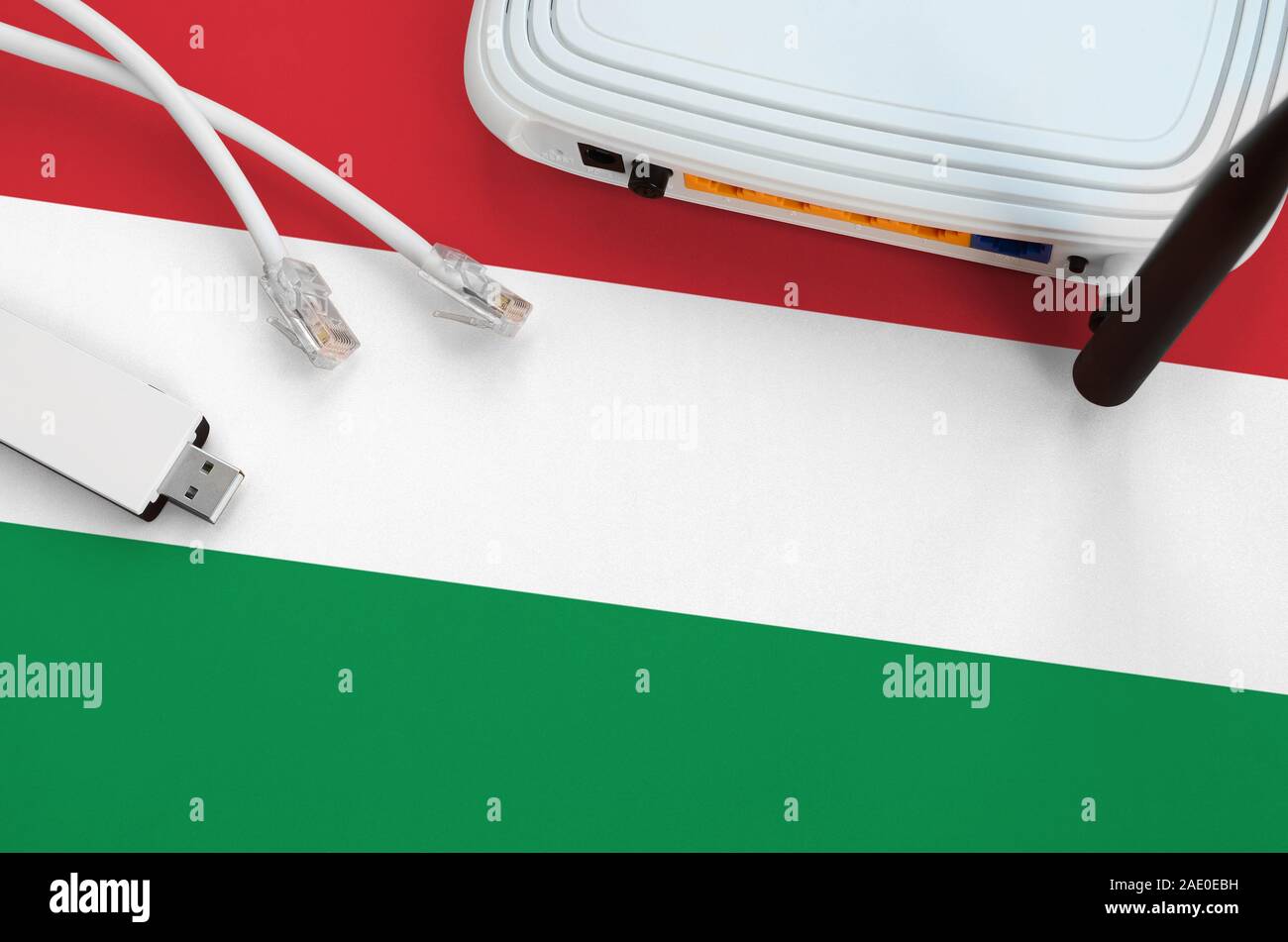 Ungarn Flagge auf Tabelle mit Internet rj45 kabel dargestellt,  Wireless-USB-WLAN-Adapter und Router. Internetverbindung Konzept  Stockfotografie - Alamy