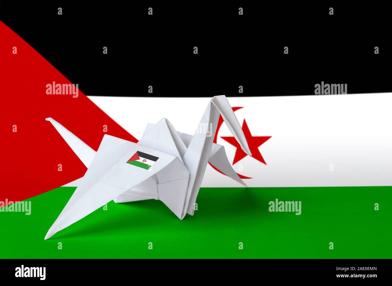 Westsahara Flagge auf dem Papier origami crane Flügel dargestellt. Orientalische Handarbeit Kunst Konzept Stockfoto
