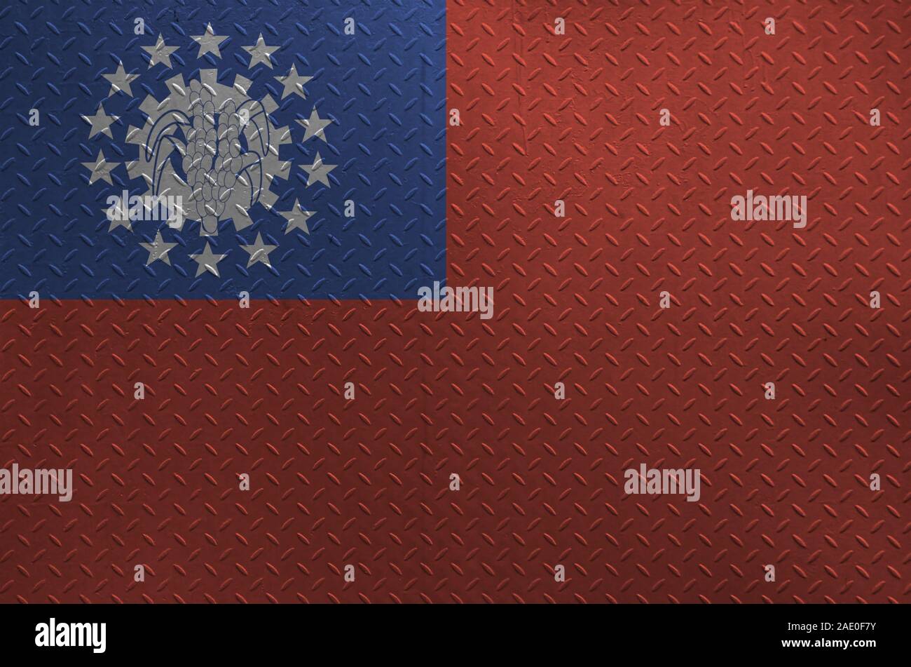 Myanmar Flagge in Farbe Farben auf alten brushed Metal Platte oder an der Wand dargestellt. Texturierte Banner auf rauen Hintergrund Stockfoto