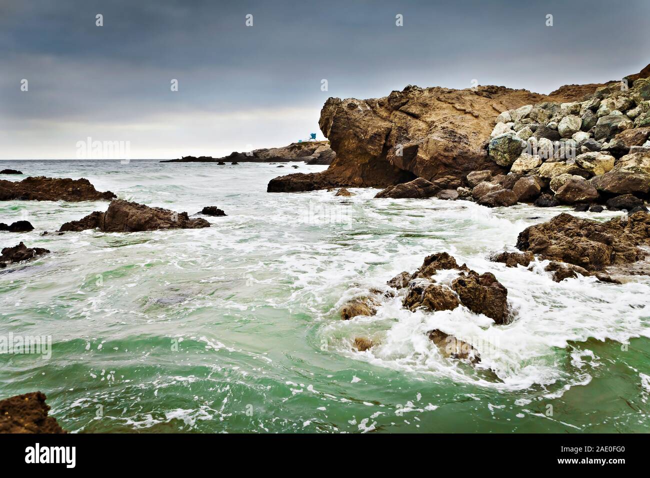 Sturmwetter und turbulentes Wasser am Leo Carrillo Beach, Malibu, Kalifornien, USA Stockfoto