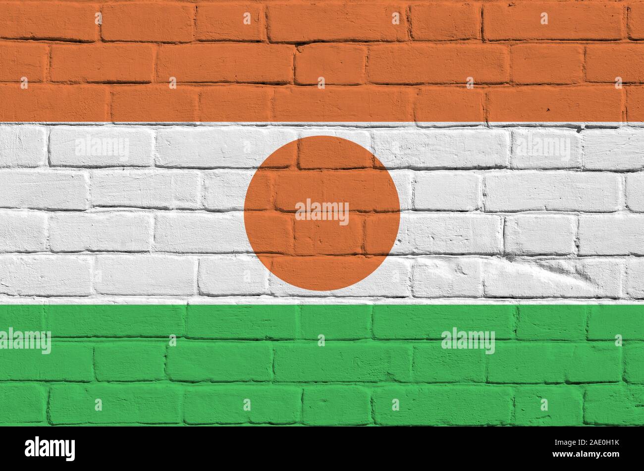 Niger Fahne in Farbe Farben auf alten Mauer dargestellt. Texturierte Banner auf große Mauer Mauerwerk Hintergrund Stockfoto